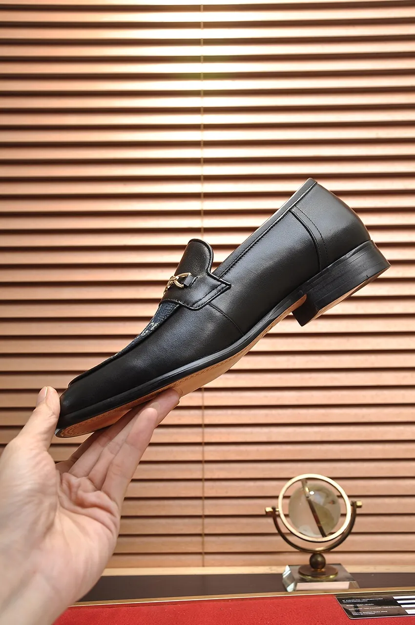 Men's shoes💰500💶Italy's top luxury men's shoe giant (GUCCI) (Gucci) (full cowhide lining) new arrival🍃Original European style🔰 Pleasant to the eye😍In order to make the shoes more durable and non-deformable🌀The production continues to follow traditional methods but there is still no lack of innovation💪Choose original sheepskin for the leather♻️ Smooth and natural And extra bright ⭐Made of imported cowhide, the first choice of rich people 38-45 (45 customized)